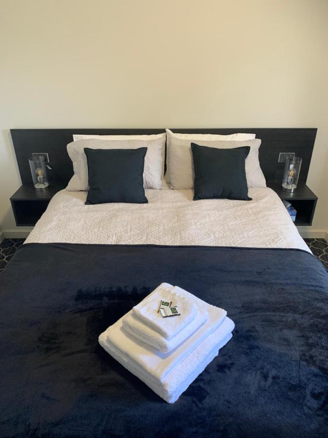 Queens Arms Hotel Лонґфорд Екстер'єр фото